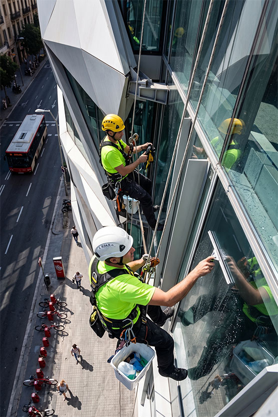 Limpieza de cristales en altura sin andamios