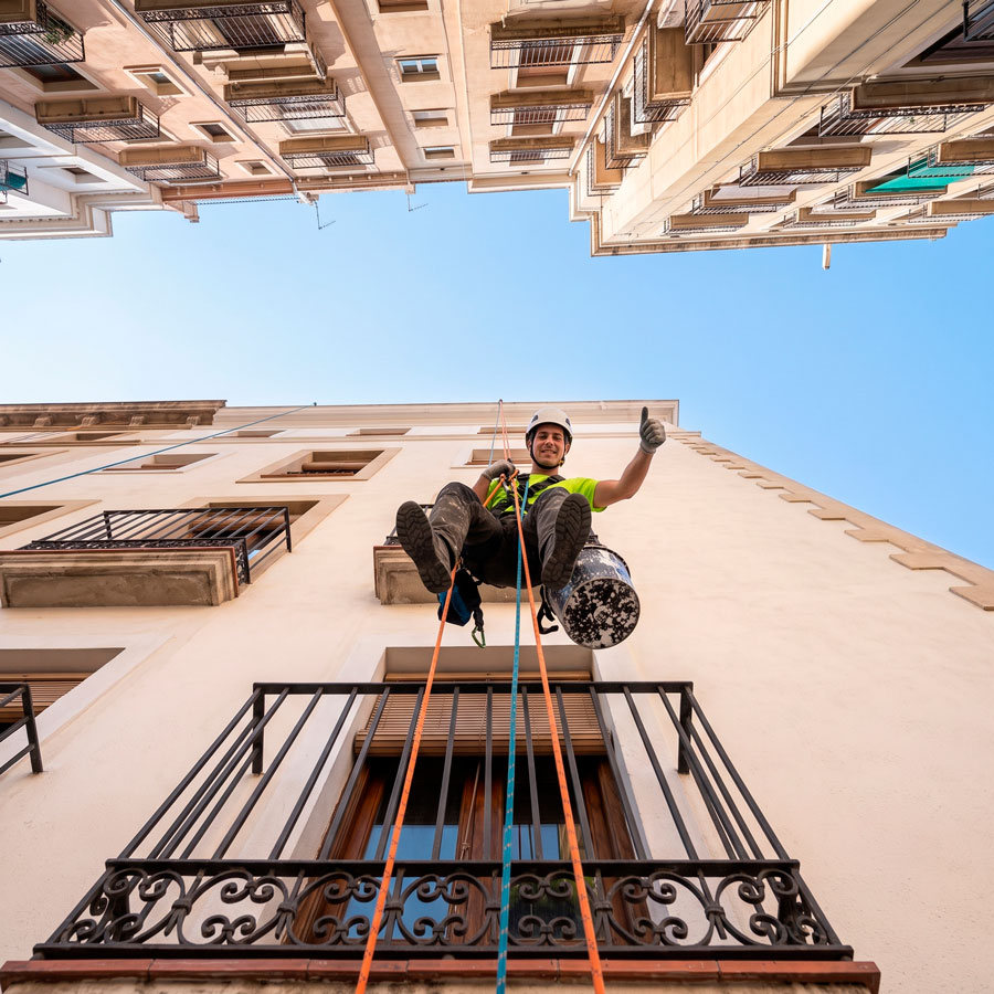 Persona-realizando-trabajos-verticales-en-un-edificio Persona con el pulgar arriba realizando trabajos verticales en un edificio