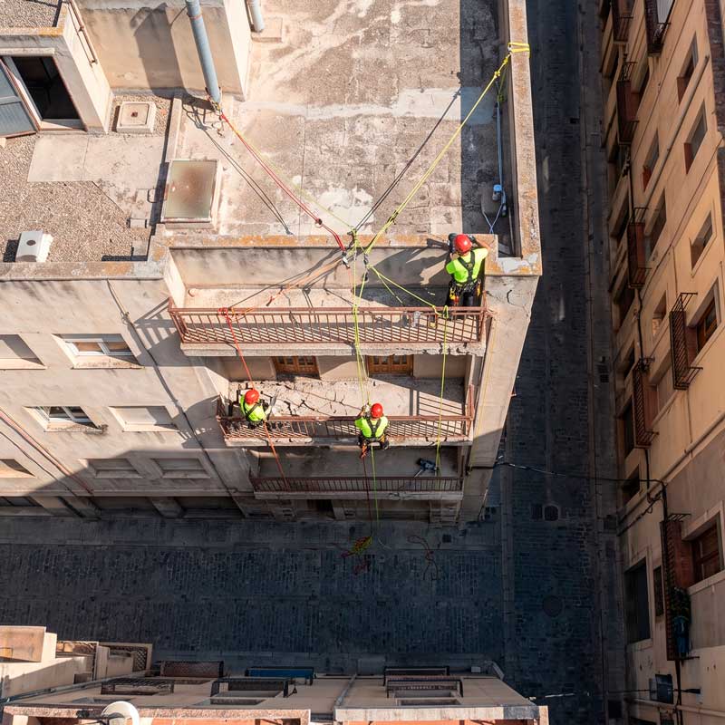 Equipo-neutralizando-balcones-en-riesgo-de-desprendimiento