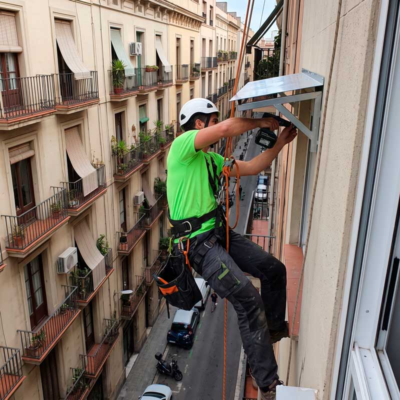 Marquesinas-para-puertas-y-ventanas-en-puntos-inaccesibles Marquesinas para puertas y ventanas en puntos inaccesibles